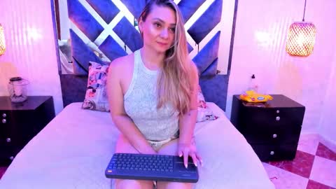 annie_vega17 online show from March 12, 9:07 pm