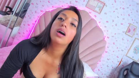 Snapshot of anniee_love_ chatting on December 17, 12:45 am Anto online show from December 17, 12:45 am