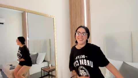 annieparkeer online show from January 15, 11:52 am