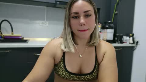 Snapshot of annyloveyou chatting on October 2, 7:01 pm Annyfit4you online show from October 2, 7:01 pm