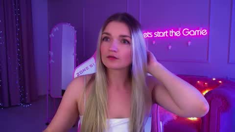 annyraii online show from December 5, 6:27 pm