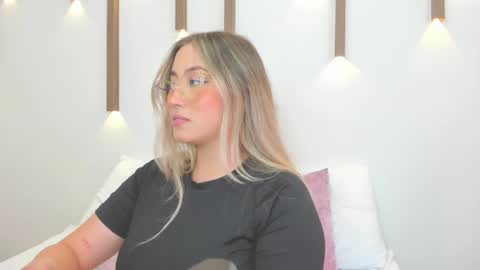 Snapshot of antonella_cutie_ chatting on February 11, 3:40 pm A N T O N E L L A online show from February 11, 3:40 pm