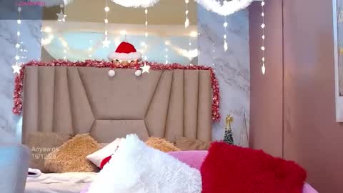 anyawink online show from December 17, 4:52 am