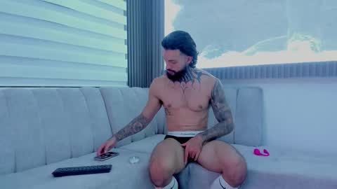 Snapshot of apolo_bianco_ chatting on October 18, 5:33 am APOLO online show from October 18, 5:33 am