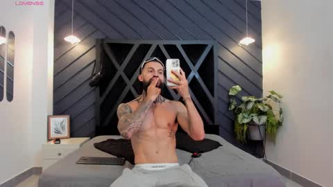 Snapshot of apolo_bianco_ chatting on September 29, 11:26 pm APOLO online show from September 29, 11:26 pm