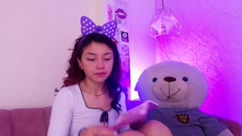 Snapshot of april_bennett chatting on October 17, 12:31 pm online show from October 17, 12:31 pm