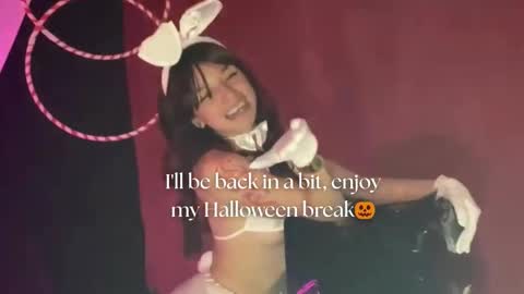 Snapshot of april_bennett chatting on October 13, 12:07 pm online show from October 13, 12:07 pm