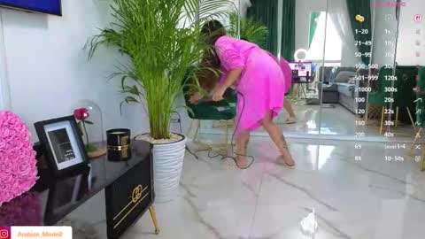 Snapshot of arabian_beautyy chatting on October 10, 9:26 am IsaBella online show from October 10, 9:26 am