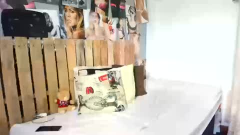 Snapshot of ari_uchis chatting on October 16, 4:50 pm Annie online show from October 16, 4:50 pm