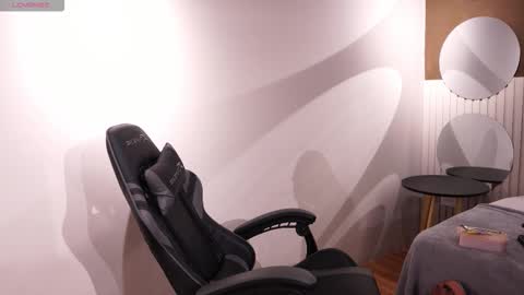 Ariaa online show from October 31, 6:52 pm