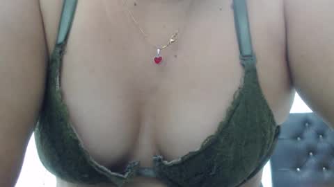 ...Ariana... online show from October 24, 6:52 pm