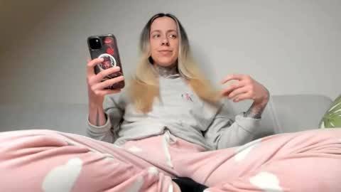 Ariana  Steven online show from February 8, 12:25 am