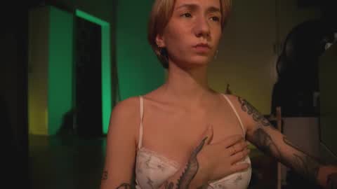 Snapshot of arianna_richi chatting on December 4, 6:05 am Olivka online show from December 4, 6:05 am