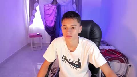 Snapshot of aron_boyy chatting on September 15, 8:43 pm Aaron online show from September 15, 8:43 pm