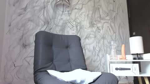   online show from October 3, 11:18 am