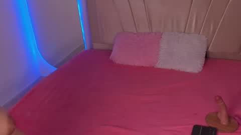 Snapshot of ashley_hillss_ chatting on February 13, 9:20 am Ashley online show from February 13, 9:20 am