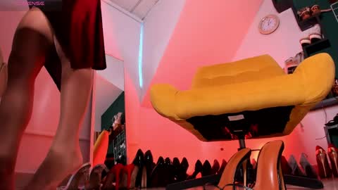 ashley_leon_ online show from April 15, 3:37 pm