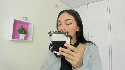 Camila online show from February 27, 1:07 pm