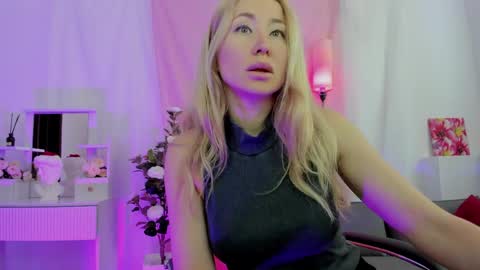 astramonroe online show from May 12, 7:28 am