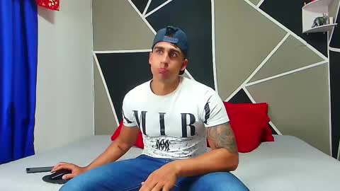 Snapshot of astromgrey chatting on December 18, 11:30 pm Astrom model independent online show from December 18, 11:30 pm