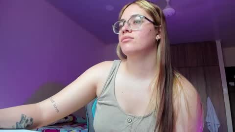 Snapshot of atenas__05 chatting on March 6, 7:10 pm atenas online show from March 6, 7:10 pm