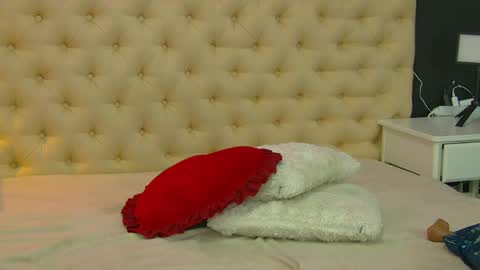 auramilff online show from March 31, 4:18 pm