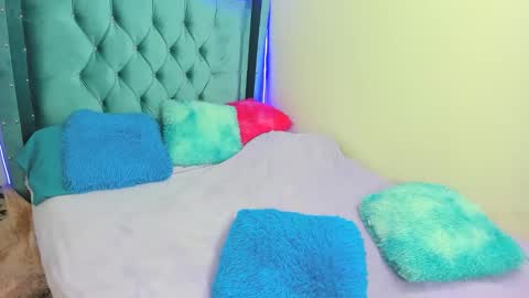 aurora_sky9 online show from December 18, 2:29 am