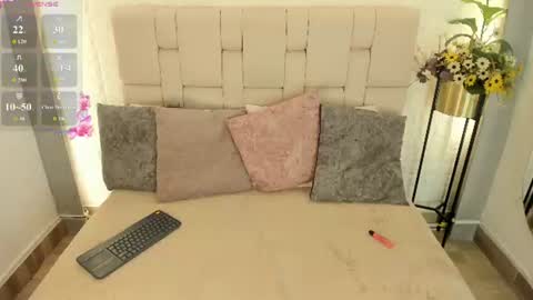 auroraqueenn online show from June 25, 5:12 am