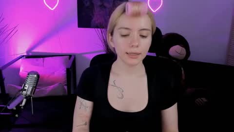 aurorawrenfield online show from April 14, 5:00 am