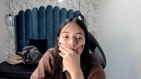 Snapshot of ava_broown chatting on March 6, 3:35 am              online show from March 6, 3:35 am