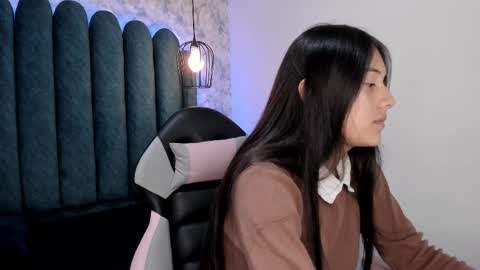 Snapshot of ava_broown chatting on March 6, 9:47 am              online show from March 6, 9:47 am