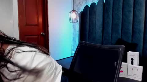 Snapshot of ava_broown chatting on February 19, 2:23 am              online show from February 19, 2:23 am