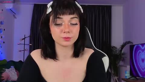AveryWillow online show from July 18, 1:29 am