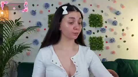 AveryWillow online show from June 20, 1:45 am