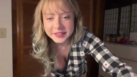 Snapshot of averyyy333 chatting on October 12, 9:49 pm Avery online show from October 12, 9:49 pm