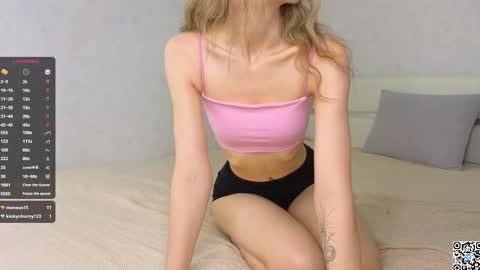 Snapshot of avgustajemes chatting on October 3, 6:43 am Lucy online show from October 3, 6:43 am