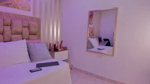 AVIS  online show from December 13, 8:04 pm