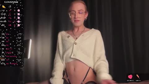 avril_pearly_ online show from March 12, 6:53 pm