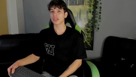 Snapshot of axelraven chatting on December 12, 2:22 pm Axel Raven online show from December 12, 2:22 pm