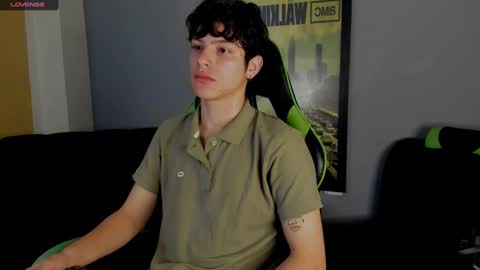 Snapshot of axelraven chatting on January 3, 1:35 pm Axel Raven online show from January 3, 1:35 pm