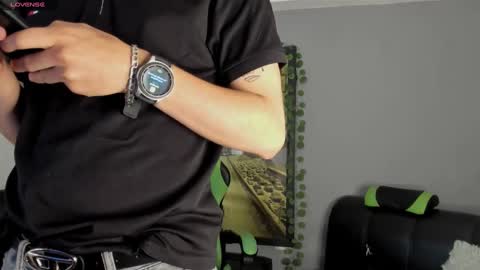 Snapshot of axelraven chatting on December 27, 2:01 pm Axel Raven online show from December 27, 2:01 pm