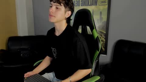 Snapshot of axelraven chatting on December 2, 1:41 pm Axel Raven online show from December 2, 1:41 pm