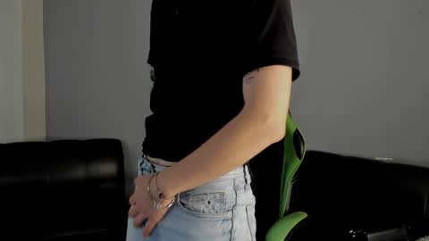Snapshot of axelraven chatting on December 5, 2:28 pm Axel Raven online show from December 5, 2:28 pm