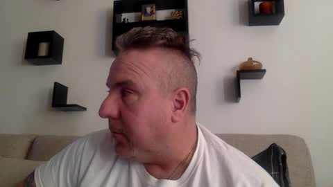 Snapshot of banana5289 chatting on March 3, 8:32 pm banana5289 online show from March 3, 8:32 pm