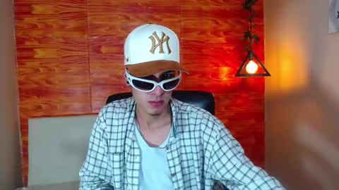 Snapshot of bastiaan_28 chatting on February 21, 3:12 am Bastian online show from February 21, 3:12 am