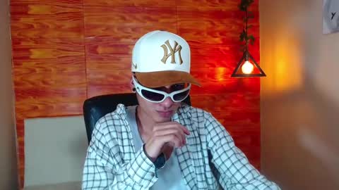 Snapshot of bastiaan_28 chatting on February 21, 6:18 am Bastian online show from February 21, 6:18 am