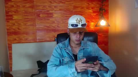 Snapshot of bastiaan_28 chatting on February 19, 3:06 am Bastian online show from February 19, 3:06 am