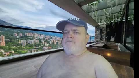 Snapshot of bear4muscle chatting on October 19, 2:16 am Dookie online show from October 19, 2:16 am