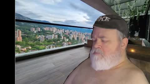 Snapshot of bear4muscle chatting on December 6, 2:40 am Dookie online show from December 6, 2:40 am