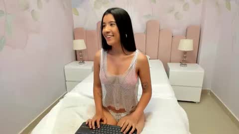 Snapshot of beautydoll__ chatting on October 8, 10:54 am Lucy online show from October 8, 10:54 am